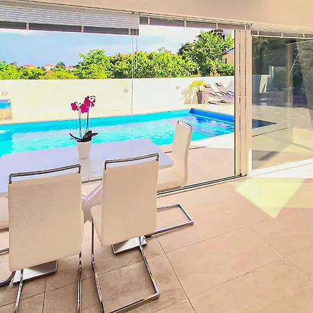 With Swimming Pool Дом отдыха Матульи