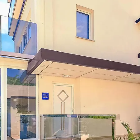 Holiday home With Swimming Pool