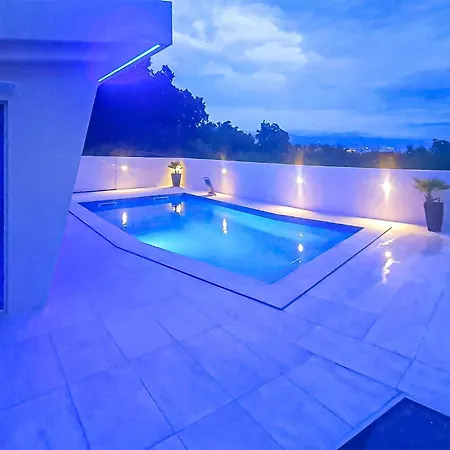 With Swimming Pool Holiday home *