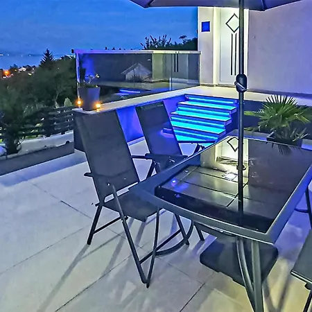With Swimming Pool Holiday home