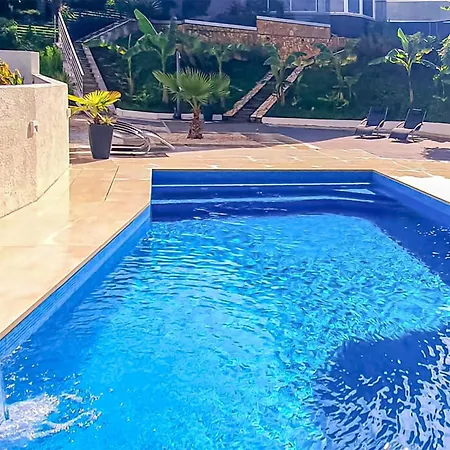 With Swimming Pool Holiday home *