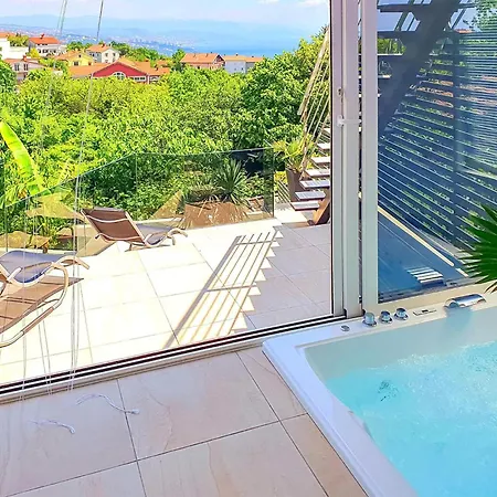 With Swimming Pool Holiday home