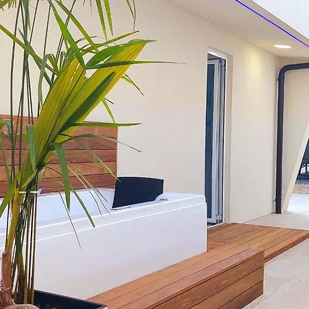 With Swimming Pool Дом отдыха Матульи