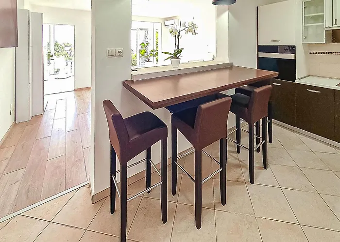 With Swimming Pool Semesterbostad