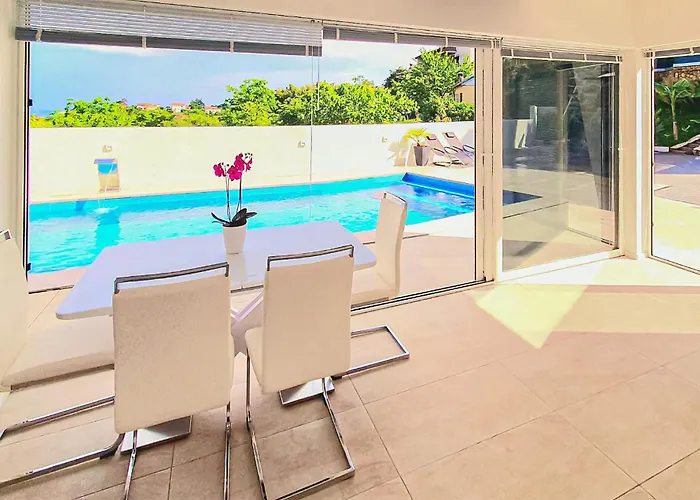 With Swimming Pool Semesterbostad Matulji