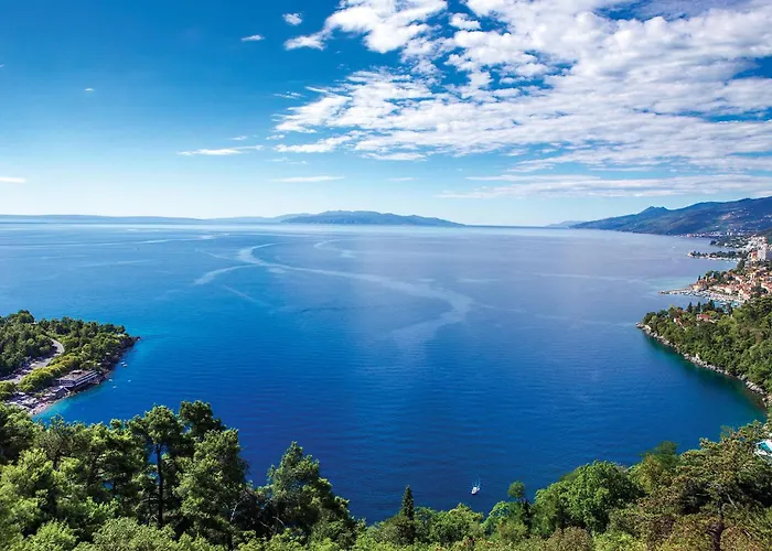 With Swimming Pool Semesterbostad