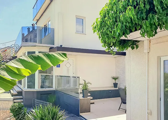 With Swimming Pool Semesterbostad *