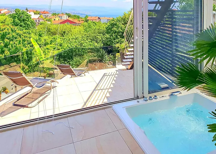 With Swimming Pool Semesterbostad