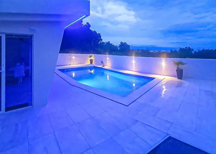 With Swimming Pool Holiday home *