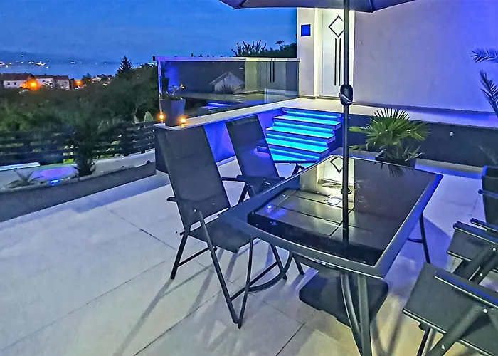 With Swimming Pool Holiday home