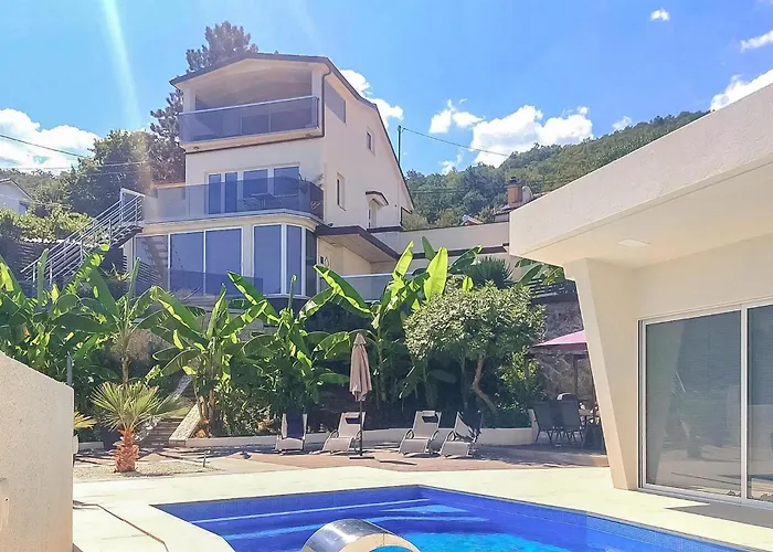 With Swimming Pool Holiday home *