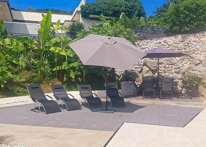 With Swimming Pool Holiday home