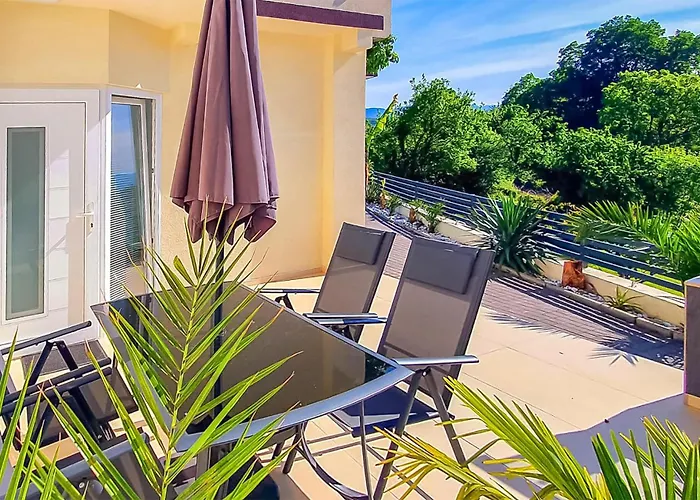 With Swimming Pool 펜션 마툴지